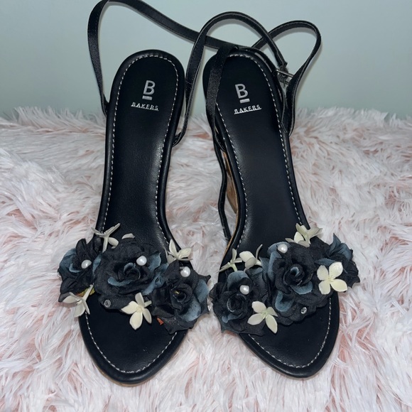 NWT- 5 inch Wedge sandals! Size 7. Adjustable strap. Original box - Picture 3 of 3